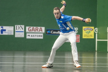 Jon Alberdi joan den apirilean P. Etxeberriaren aurka Buruz Buru jokatu zuen partidan, Tolosako Beotibar frontoian.