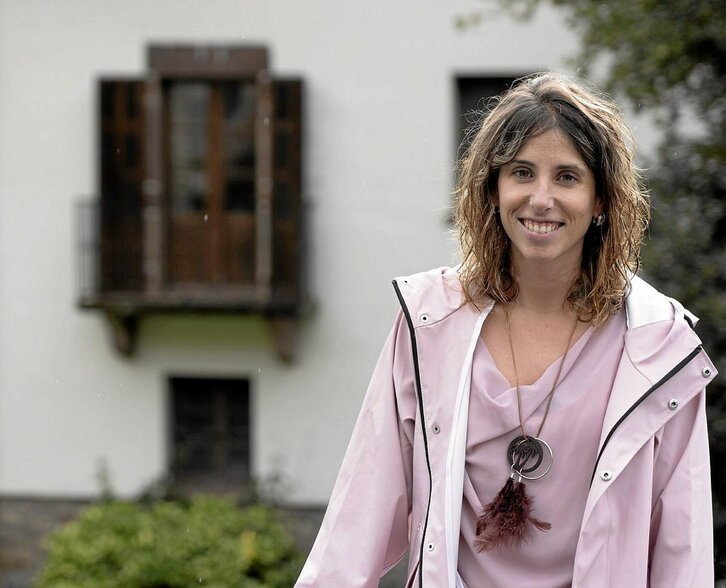 Maialen Belarra, bere herrian, Donezteben, GAUR8rekin egindako elkarrizketan.