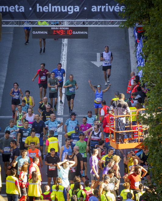 Iazko Behobia-Donostiako helmugan, zenbait korrikalari lasterketa amaitzen.