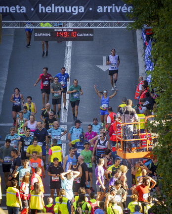 Iazko Behobia-Donostiako helmugan, zenbait korrikalari lasterketa amaitzen.