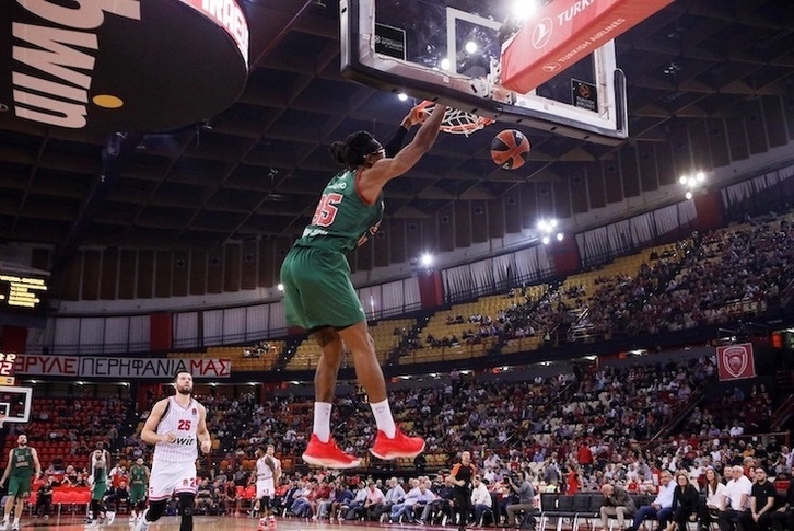 Chima Moneke se cuelga con rabia ante Olympiacos.