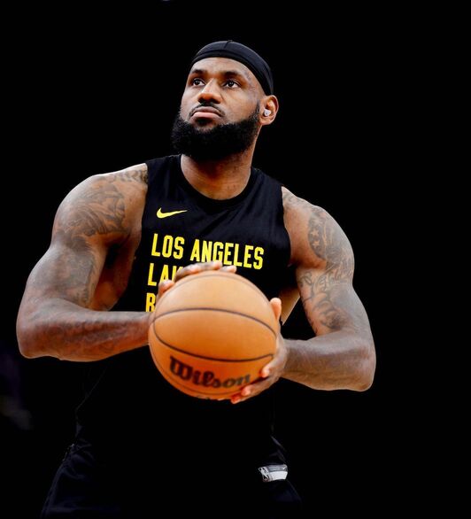 LeBron James, calentando para un partido.