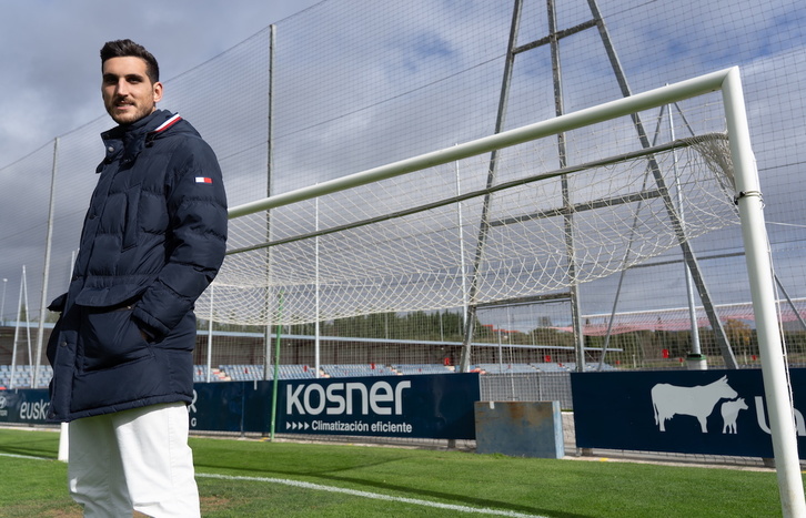 Sergio Herrera posa en las instalaciones de Tajonar, a la finalización del entrenamiento del viernes.