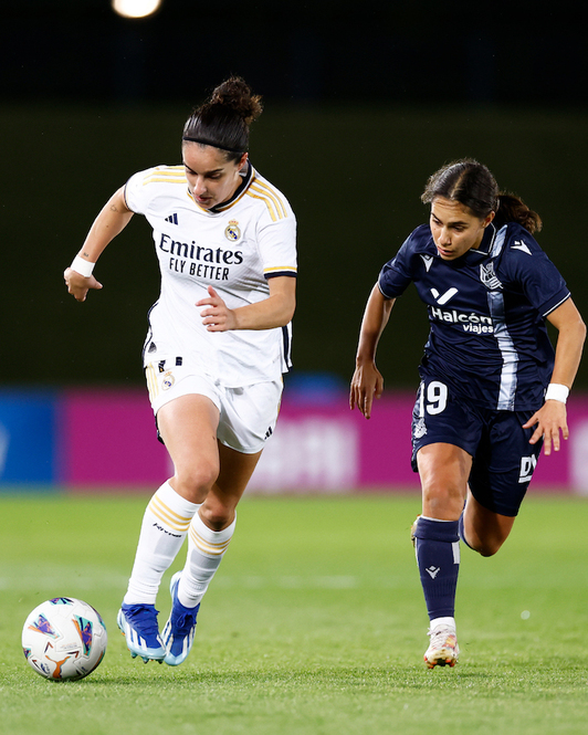 Lorena Navarro persigue a Oihane por banda.