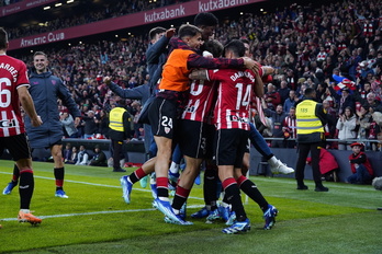 Los jugadores del Athletic celebran el gol definitivo de Berenguer. 