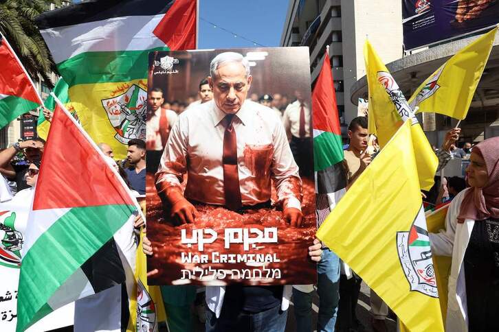 Una imagen de un Netanyahu ensangrentado entre banderas palestinas y de Al-Fatah, en una manifestación en Nablus.