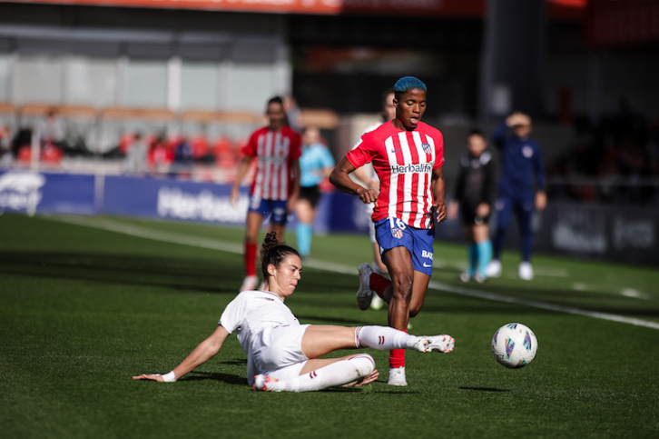 Carla se lanza al suelo para evitar el avance de Ajibade.