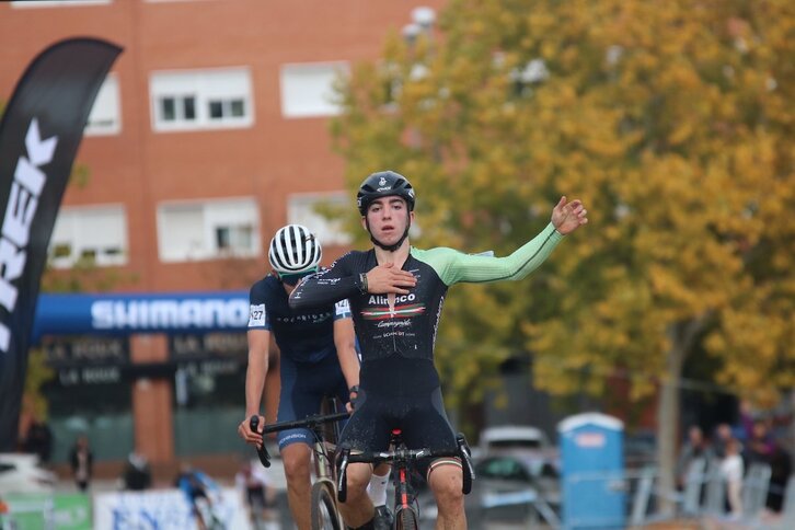 Hodei Muñoz ha superado en el sprint de Alcobendas a Matisse van Kerckhove.