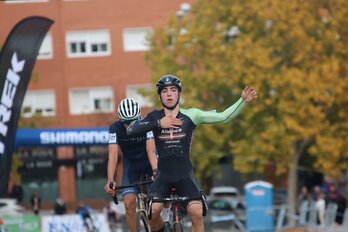 Hodei Muñoz ha superado en el sprint de Alcobendas a Matisse van Kerckhove.