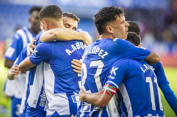 Los jugadores del Alavés celebran el gol del triunfo contra el Almería.
