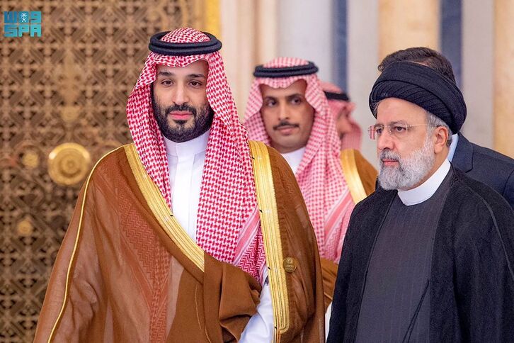  Mohamed bin Salman Saudi Arabiako printze oinordekoa eta Ebrahim Raisi Irango presidentea, Riadeko goi-bileran.