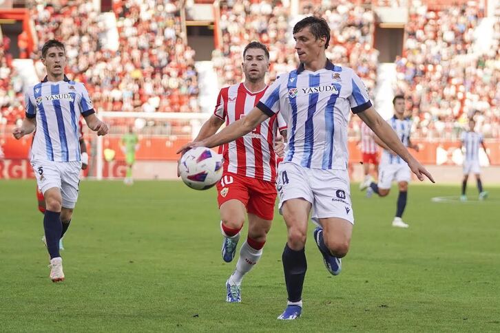 Le Normand protege el balón en uno de los ataques del Almería.