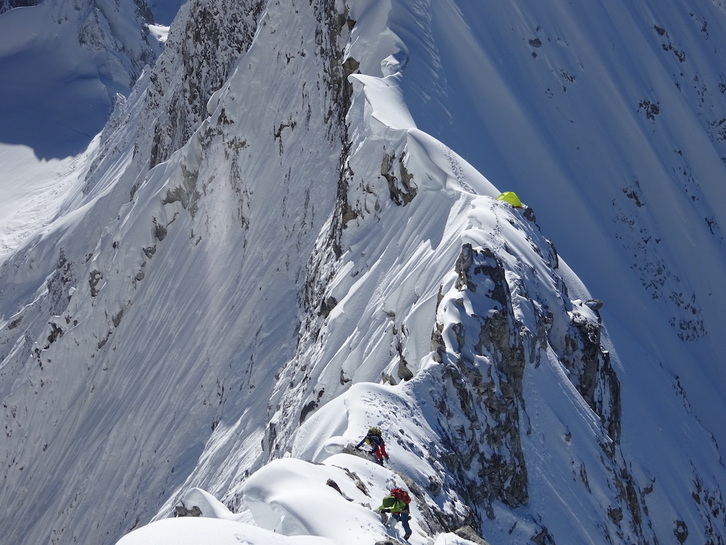 Euskal alpinistek ertz zorrotz horretan, 6.000 metrora, lehen bibaka antolatu zuten.