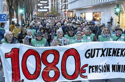 La manifestación recorrió las calles de Iruñea para reclamar una pensión mínima de 1.080 euros.