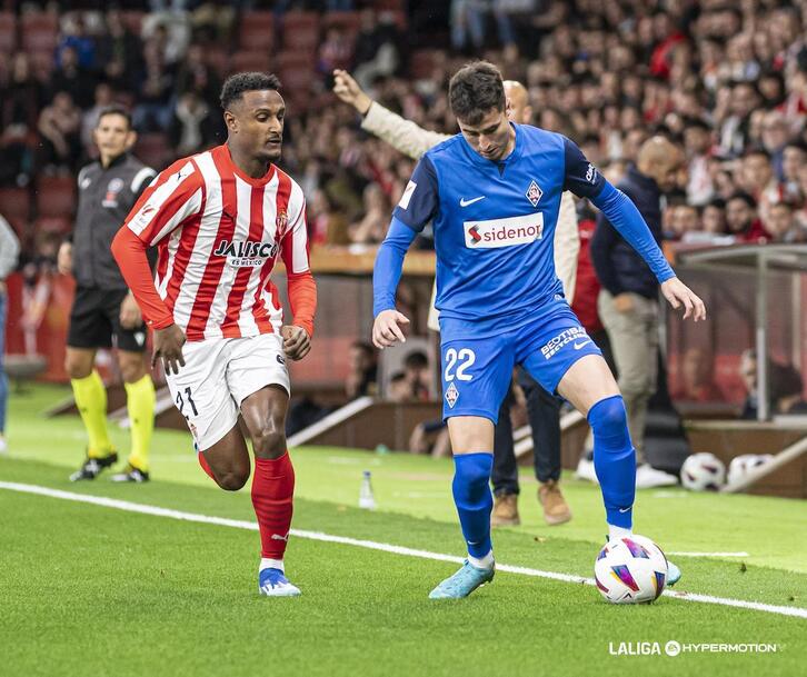 Morcillo trata de escapar en carrera a Hassan.