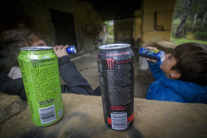 Menores consumiendo bebidas energéticas.