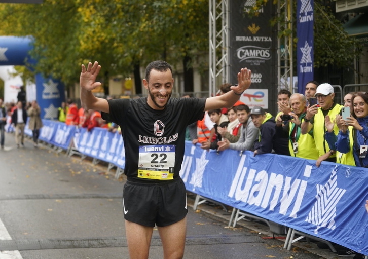 Lachgar llega en solitario a la meta del Boulevard.