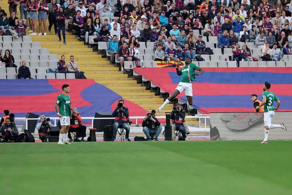 Omorodion ha marcado en el primer minuto en Barcelona. (Lluis GENE / AFP)