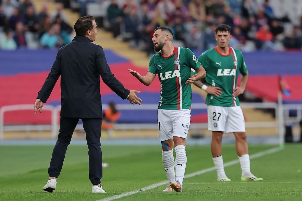 Luis Garc&iacute;a Plaza da instrucciones a Rioja ante el Barcelona. (Lluis GENE / AFP)