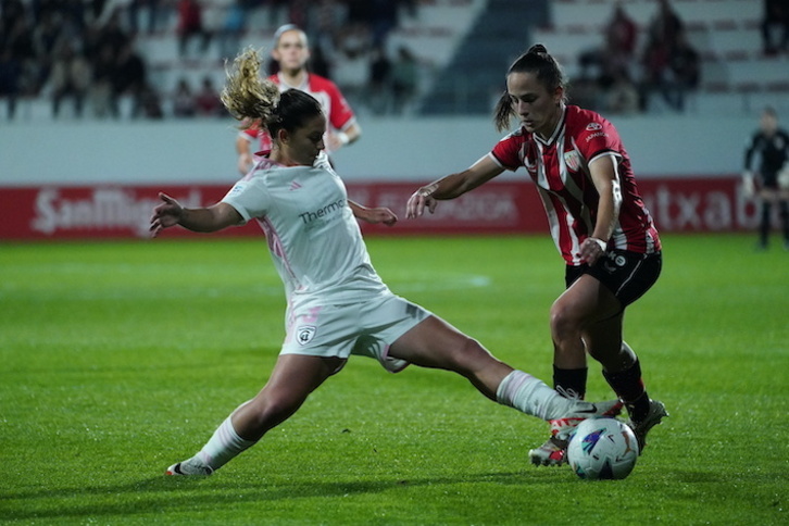 Esther se cruza ante Gara, una de las novedades en el once rojiblanco.