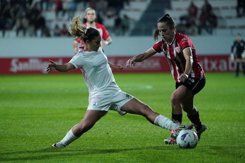 Esther se cruza ante Gara, una de las novedades en el once rojiblanco.