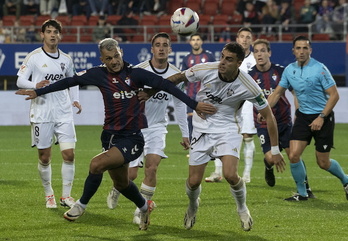 Stoichkov e Isaac pugnan por el balón en el área del Albacete.