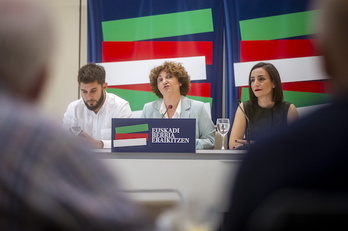 David Soto, Pilar Garrido y Garbiñe Ruiz, en la presentación del proceso «Euskadi berria eraikitzen».