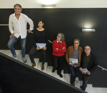 Asier Hernandez eta Sara Cozar aktoreak, Isabel Herguera ilustratzailea, Harkaitz Cano idazlea eta Fernando Bernues antzerkigilea.