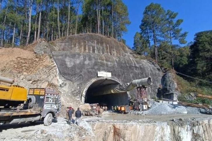 Rescatistas se reúnen cerca del lugar donde se ha derrumbado un túnel en la India atrapando a 40 trabajadores.