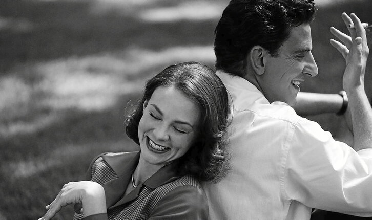 Carey Mulligan, como Felicia Montealegre, y Bradley Cooper, en el papel de Leonard Bernstein, son la pareja protagonista de «Maestro».
