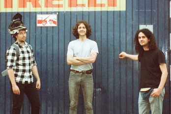 Iruñeko Cordovillan entseatzen dute Hiuzz taldekoek.