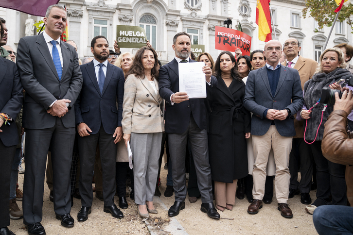 El líder de Vox, Santiago Abascal, tras presentar la demanda ante el Tribunal Supremo.