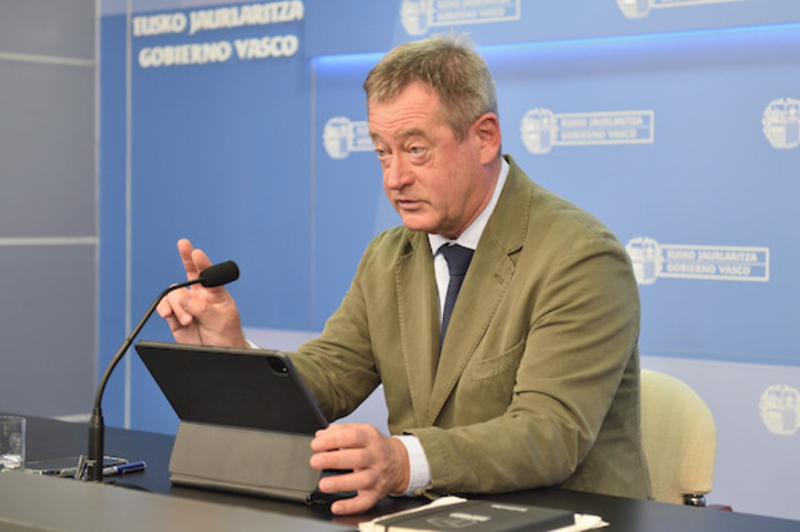 El portavoz del Gobierno, Bingen Zupiria, en su rueda de prensa de hoy.