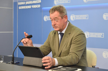 El portavoz del Gobierno, Bingen Zupiria, en su rueda de prensa de hoy.