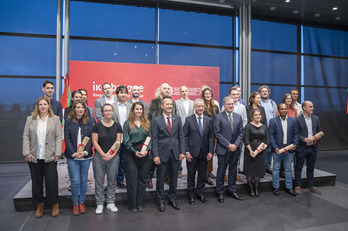 Lehendakariak ikerlariei harrera egin die.