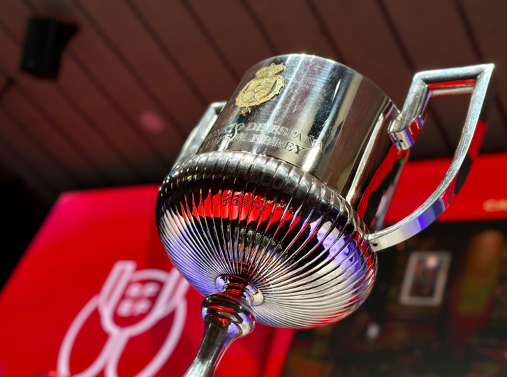 Trofeo de la presente edición de la Copa.