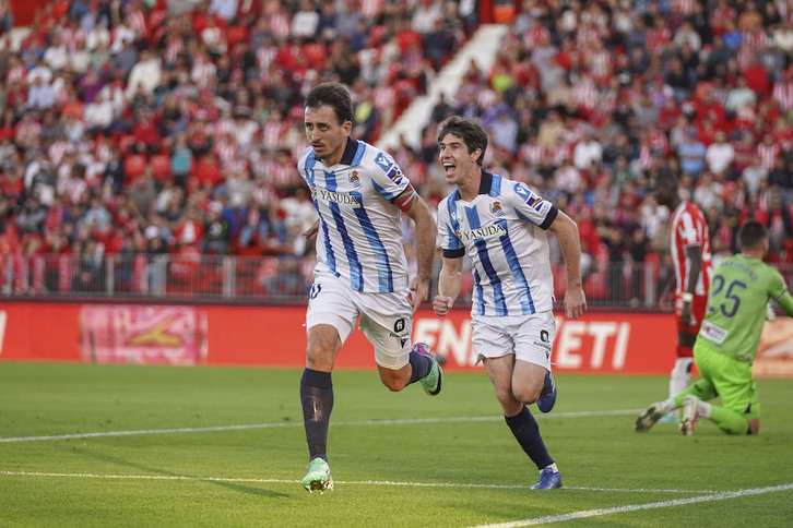 Aritz Elustondo celebra con Oyarzabal uno de los dos goles de Almería en los que dio la asistencia.
