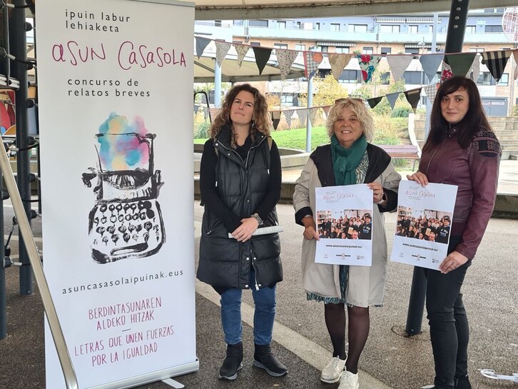 Oihana Llorente, Asun Casasola eta Joana Ochoteco, Nagore Laffage parkean, lehiaketaren edizio berriaren aurkezpenean. 