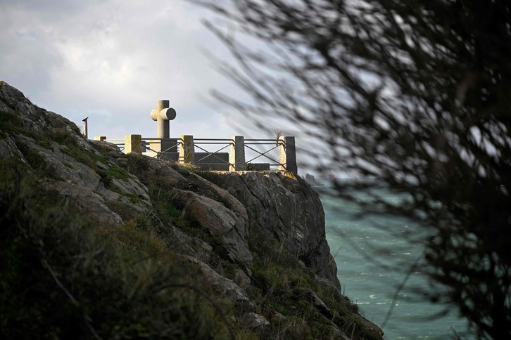 Saint-Maloko uharte bateko itsaslabarrean dago hilobia.