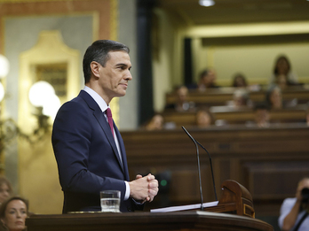 El candidato a la investidura, Pedro Sánchez, saludó en cuatro idiomas ofiicales del Estadol