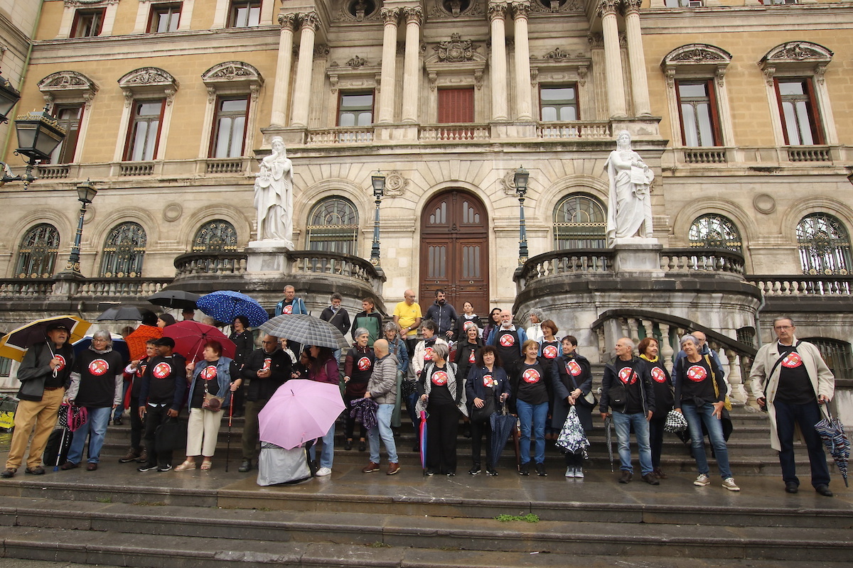 Presentación de la campaña ‘¡Soy tu vecino/a, pero sin padrón no existo!’ frente al Ayuntamiento de Bilbo. (Oskar MATXIN EDESA | FOKU)