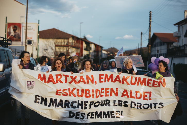 Martxoaren 8an Hendaian antolaturiko martxa feministaren argazkia.