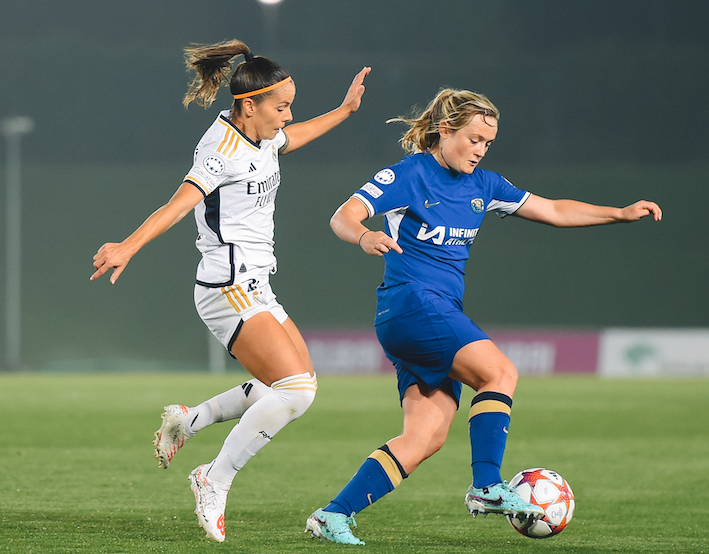 Zornoza y Cuthbert en una acción del partido disputado en Valdebebas. Chelsea Women