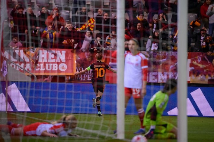 Giugliano celebra el gol que rescataba un punto para la Roma en el descuento ante la desolación de las bávaras. AS Roma
