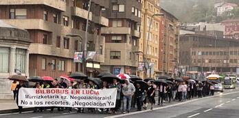 Manifestación de trabajadores de Bilbobus por el puente de Deustu.