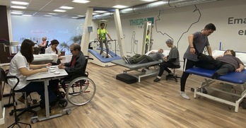 Bilboko Nahizen zentroko lantaldea zortzi profesionalek osatzen dute: hiru fisioterapeuta, bi terapeuta okupazional, bi logopeda eta neuropisikologo bat. 