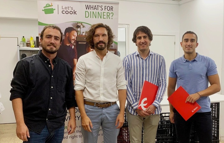 Gustav Johansson y Nicolás Escasany, fundadores de la compañía Let’s Cook, junto a Unai Sardón y Gaizka Tena, del departamento de Innovación de Eroski. 