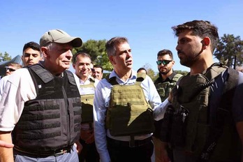 el jefe de la diplomacia de la UE, Josep Borrell, y el ministro israelí de Exteriores,  Eli Cohen, de visita a un kibutz atacado por Hamas. 