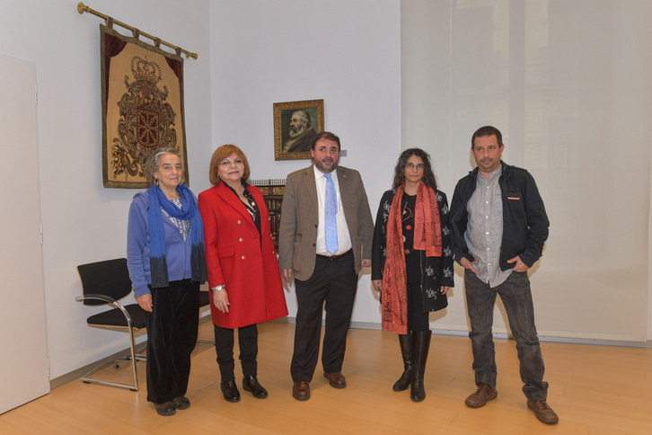Hualde, en el centro, junto a Lloret y Pérez y dos representantes del colectivo de víctimas.