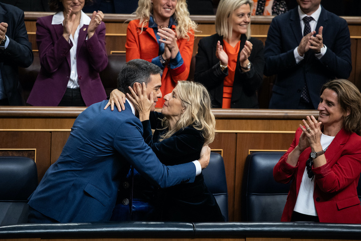 Los líderes del tándem de gobierno, Pedro Sánchez y Yolanda Díaz, se besan tras la votación.